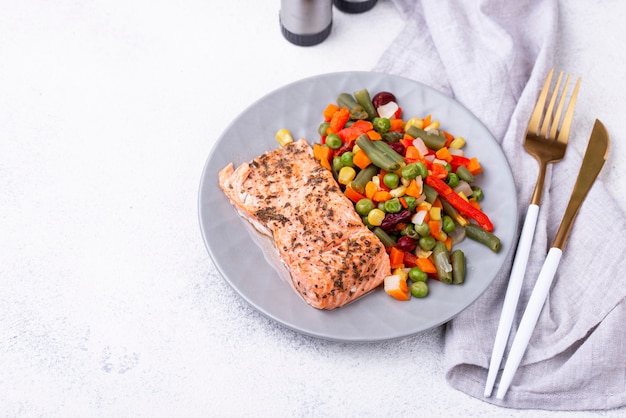 Photo saumon au four avec légumes bouillis