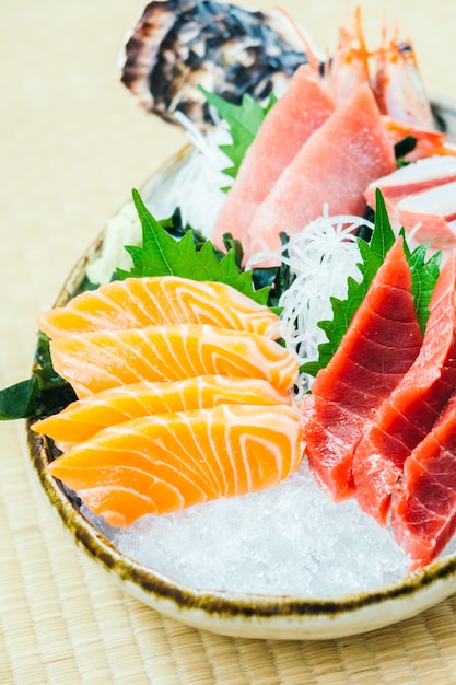 Photo saumon cru et frais et autres poissons sashimis