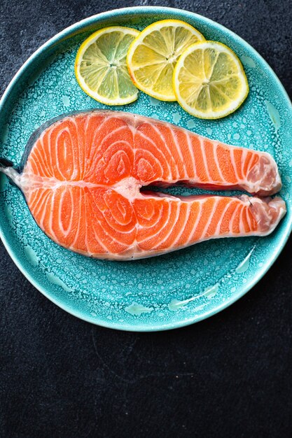 saumon cru poisson rouge fruits de mer prêt à manger