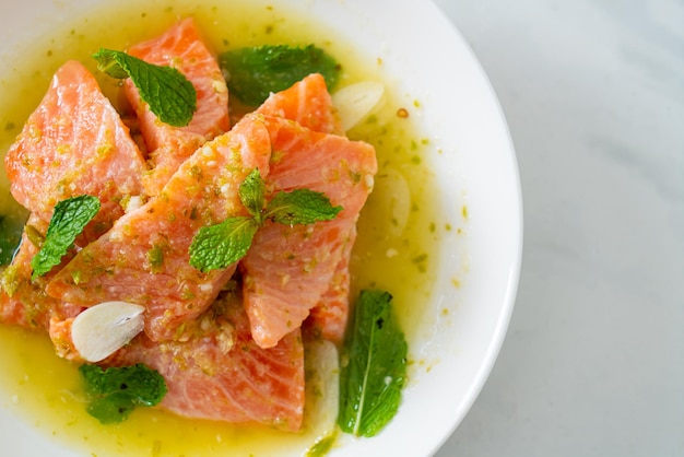 saumon frais cru avec sauce salade de fruits de mer épicée