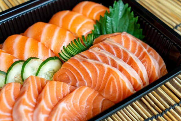 Photo le saumon frais est des sushis et des sashimis