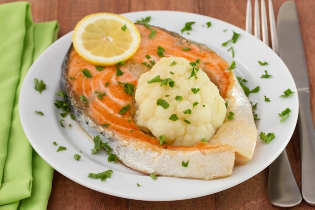 Saumon frit au citron et chou-fleur