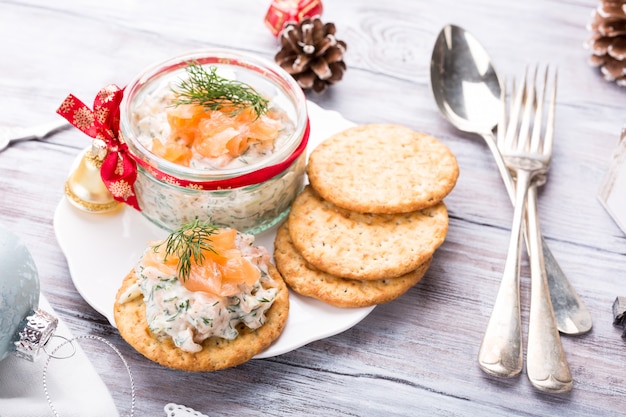 Saumon fumé, fromage à pâte molle et tartinade d'aneth