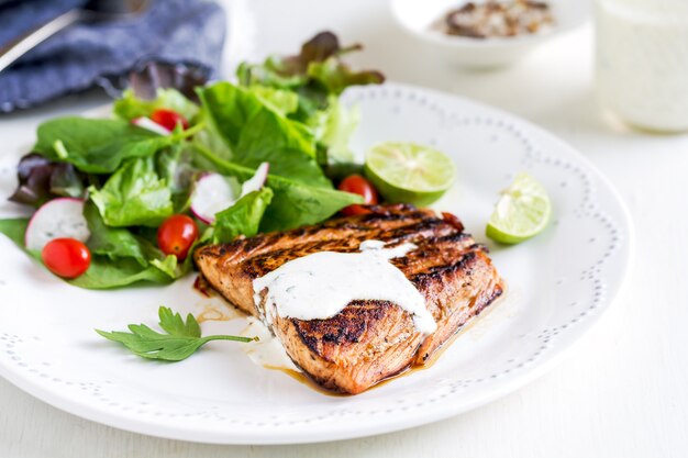 Saumon glacé avec salade de vinaigrette à la crème sure