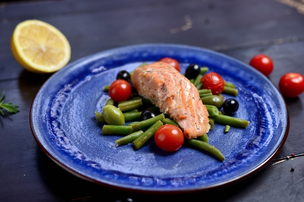 Saumon grillé avec asperges, olives et tomates cerises