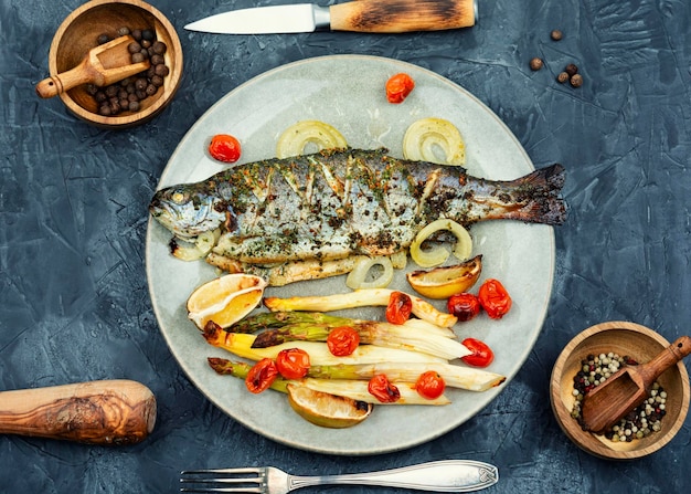 Saumon grillé aux asperges sur assiette