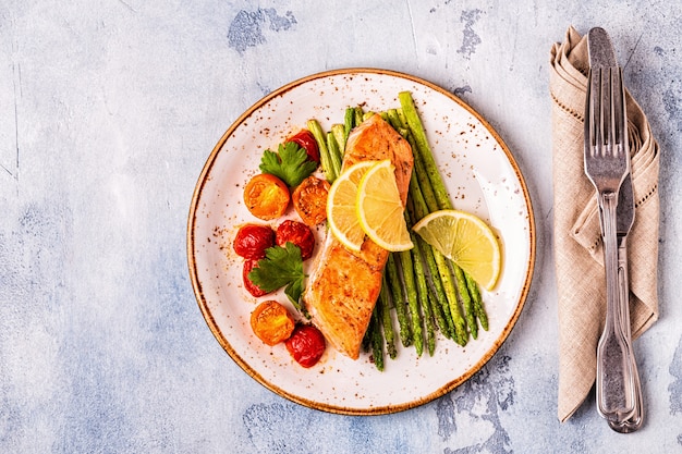 Saumon grillé aux asperges et tomates