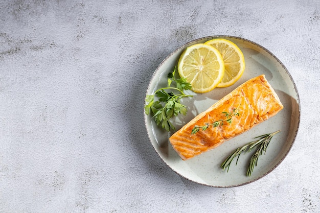 Saumon grillé aux épices dans l'assiette