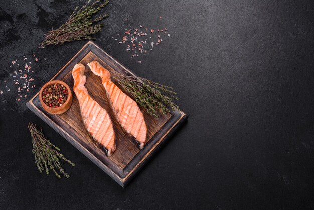 Saumon grillé aux herbes servi sur une table en béton noir