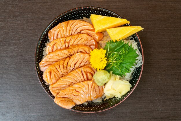 saumon grillé sur bol de riz garni (donburi)