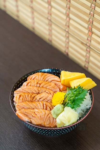 saumon grillé sur bol de riz garni (donburi)