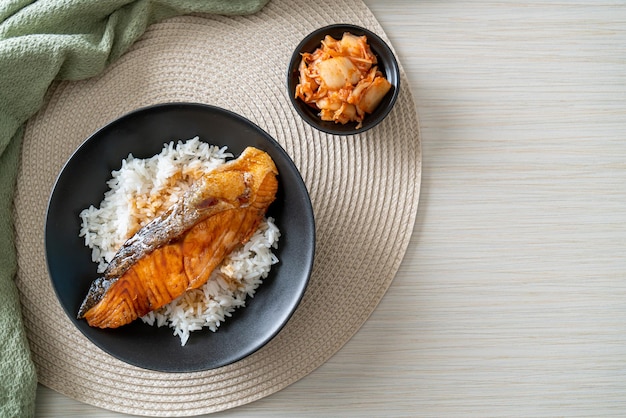 Saumon grillé avec bol de riz à la sauce soja - Cuisine japonaise