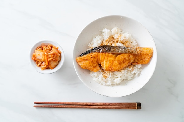 Saumon grillé avec bol de riz à la sauce soja - Cuisine japonaise