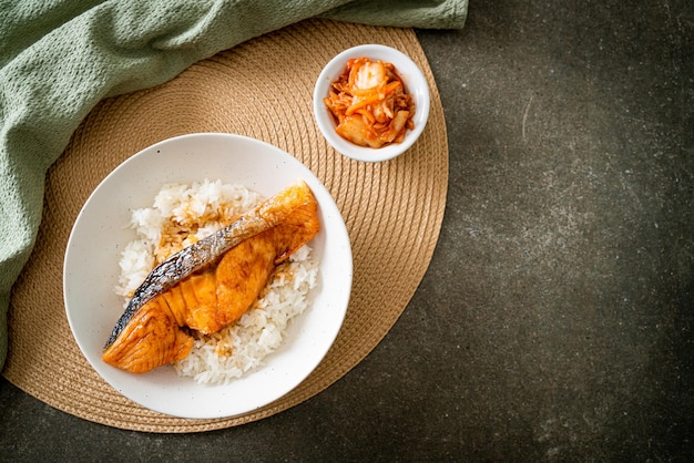 Saumon grillé avec bol de riz à la sauce soja - Cuisine japonaise