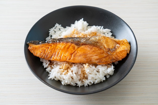 Saumon grillé avec bol de riz à la sauce soja - Cuisine japonaise