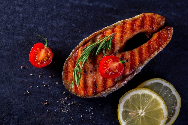 Saumon grillé avec des feuilles de salade fraîche