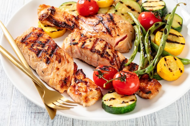 Saumon grillé et légumes sur une assiette