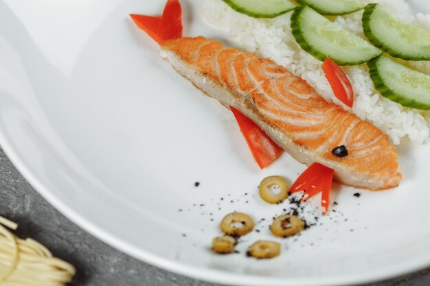 Photo saumon grillé et légumes sur la plaque blanche