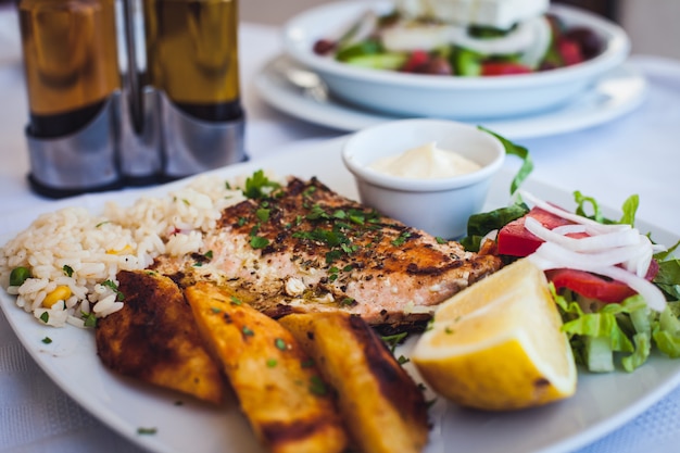 Saumon grillé et légumes