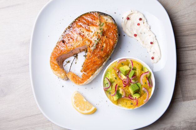 Saumon grillé, salade aux oranges et avocat. Gros plan, mise au point sélective.