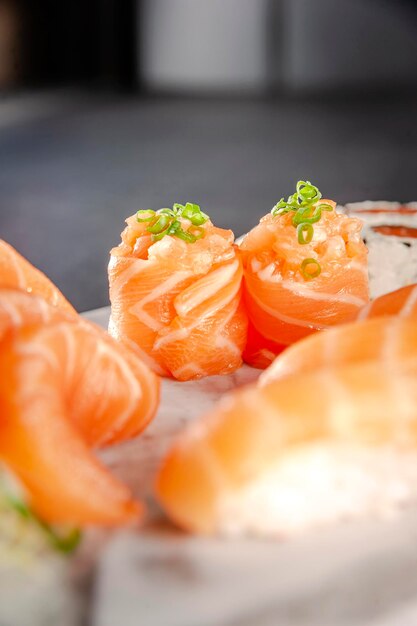 Saumon Jhow Sushi sur une assiette avec des variétés de Sushi.