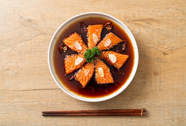 Saumon mariné shoyu ou sauce soja marinée au saumon à la coréenne