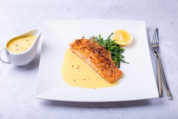 Photo saumon sauce au beurre blanc épinards et citron garni de poireaux plat français