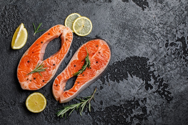 Saumon. Steak de poisson rouge de truite crue avec des ingrédients pour la cuisson. Cuisson du saumon, fruits de mer. Concept d'alimentation saine