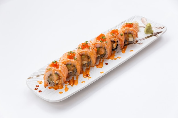 Saumon torché Maki Sushi avec tempura de crevettes.