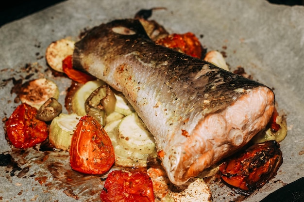 Saumon de truite de poisson rouge cuit au four avec des légumes