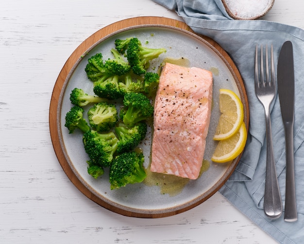 Saumon à la vapeur et légumes, brocoli, paléo, céto, lshf ou dash. un plat méditerranéen