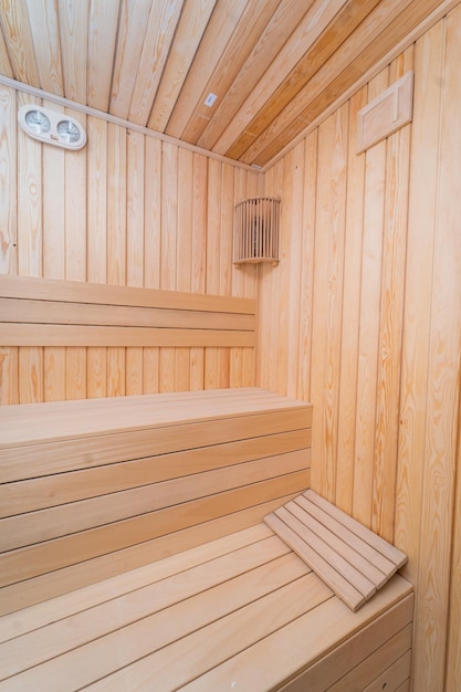 Un sauna en bois avec un banc et un banc.