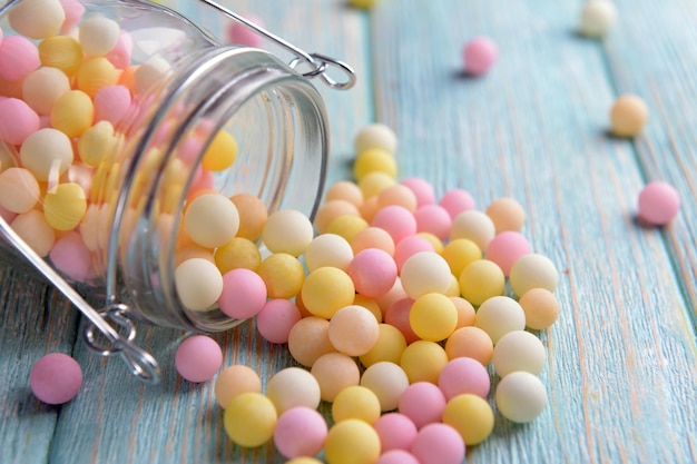 Saupoudres colorées sur le pot sur le gros plan de la table