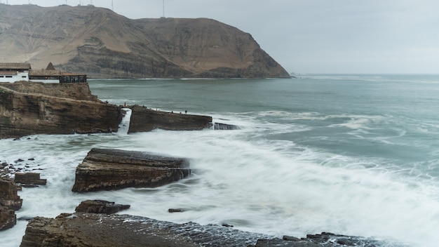 Le saut du moine, célèbre falaise de Chorrillos Lima Pérou, groupe d'énormes rochers sur la côte, vagues frappant les rochers