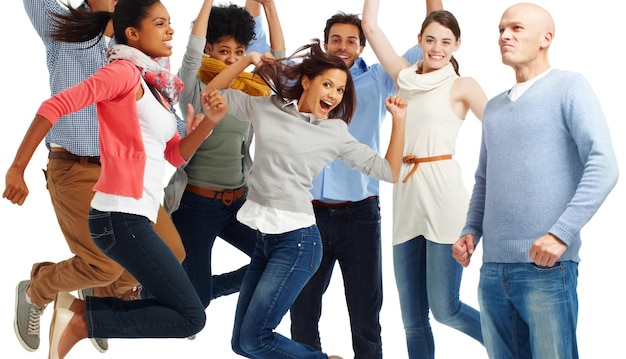 Saut excité et groupe de personnes en studio pour la collaboration en équipe ou le succès de l'emploi créatif Diversité des employés et célébration heureuse pour la réalisation du partenariat ou la victoire sur fond blanc