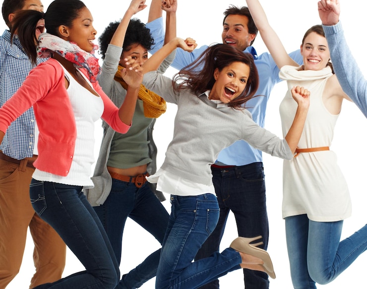 Photo saut heureux et personnes célébrant en studio pour la collaboration de renforcement d'équipe ou le succès de carrière diversité des employés et excités pour la réalisation de partenariats créatifs ou la victoire sur fond blanc