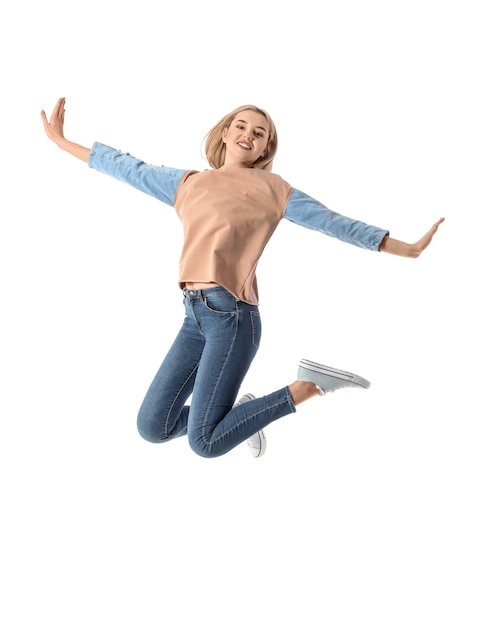 Saut de jeune femme sur une surface blanche