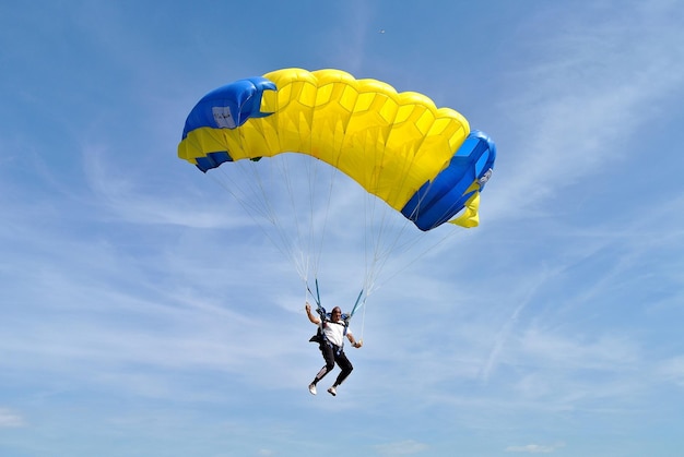 Saut en parachute et saut en parachute avec les couleurs bleu jaune parachute parachutisme