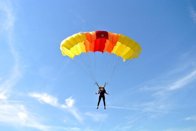Saut en parachute et saut en parachute avec des couleurs jaune orange rouge parachute parachutisme
