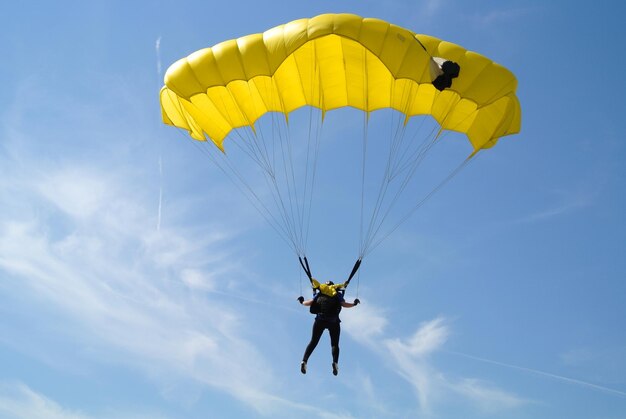 Saut en parachute et saut en parachute avec parachute de couleur jaune compétition de parachutisme