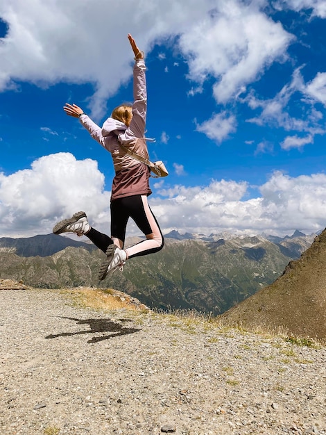 Sautant dans la montagne contre le ciel