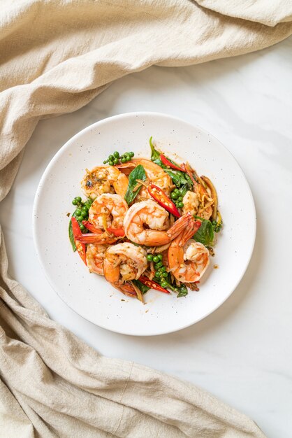 Sauté de basilic sacré aux crevettes et aux herbes - style cuisine asiatique