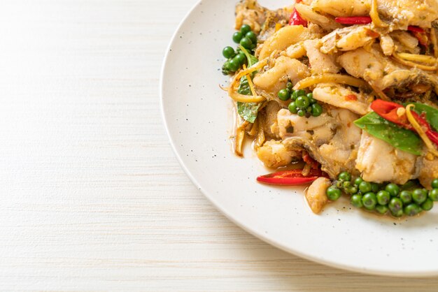 Sauté de basilic sacré avec du poisson et des herbes - style de cuisine asiatique