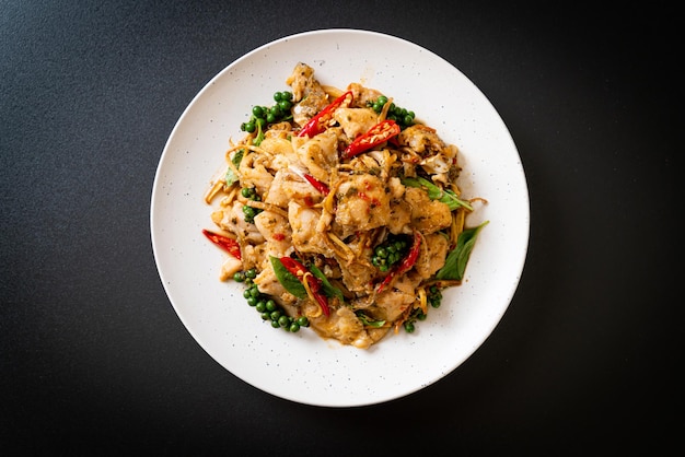 Sauté de basilic sacré avec du poisson et des herbes - style de cuisine asiatique