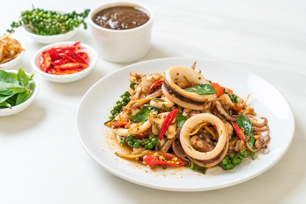 Sauté de basilic sacré avec poulpe ou calamars et herbes - style cuisine asiatique