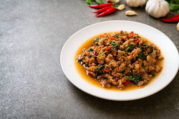 Sauté de basilic thaï avec du porc haché et du piment - style de cuisine locale thaïlandaise