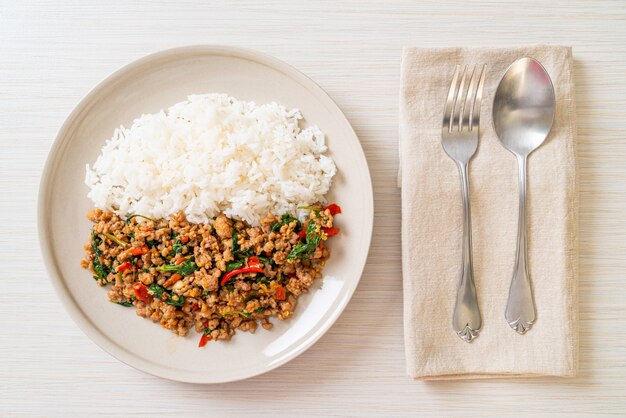 Sauté de basilic thaï avec du porc haché sur du riz garni