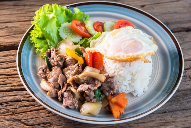 Sauté de boeuf aux champignons, poivrons verts et oignons garnis de riz, oeufs au plat