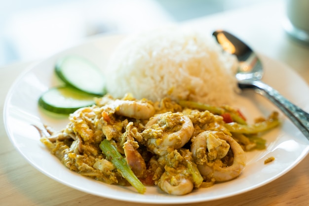 Sauté de calamars au curry sur le riz cuit