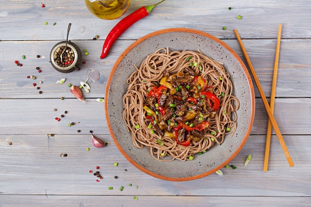 Sauté de coeurs de poulet, paprika, oignons et nouilles de sarrasin. Vue de dessus